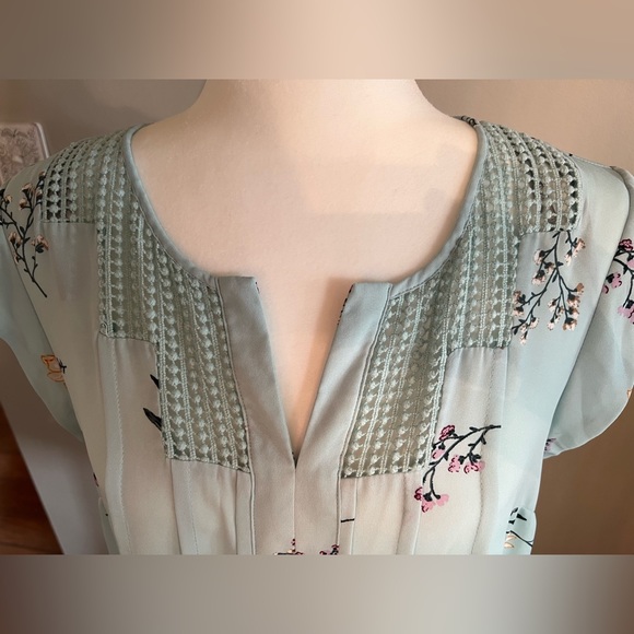 Daniel Rainn Estefany Lace Detail Split Neck Blouse Size Large - Picture 2 of 7